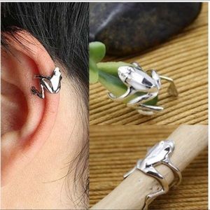 🐸 Frog hug metallic ear cuff no pierce available in silver or gold 🐸